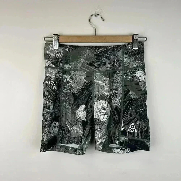 Nike ACG Womens Trail Shorts - Camo Print - Size M - Picture 1 of 7